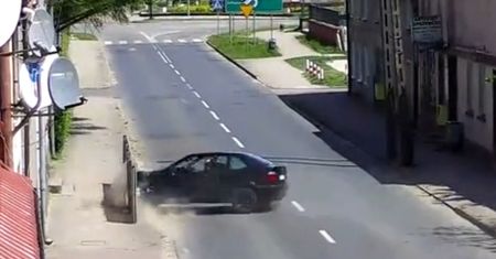 #dziejesiewmoto: kierujący BMW traci kontrolę i uderza w budynki stojace przy ulicy