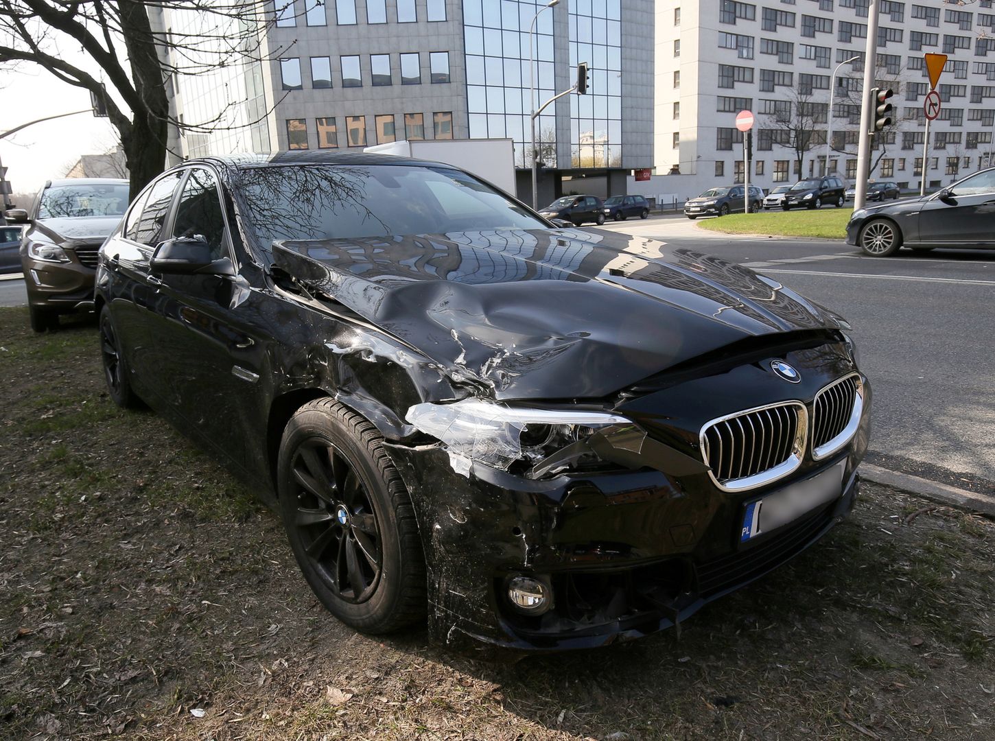 Stłuczka Bartosza Kownackiego. Rządowe BMW uszkodzone