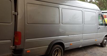 Poznań. Policjanci zajrzeli na "pakę" auta. Areszt dla kierowcy