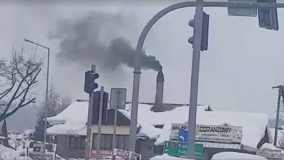 Autorka zdjęć i nagrania zawiadomiła urząd gminy ws. czarnego dymu