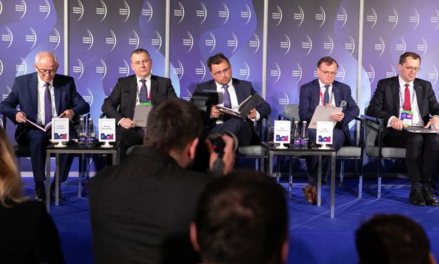 - Prowadzimy biznes, skomplikowaną działalność gospodarczą i musi to być biznes opłacalny. - mówi Filip Grzegorczyk, prezes TAURON Polska Energia. (Trzeci od lewej)