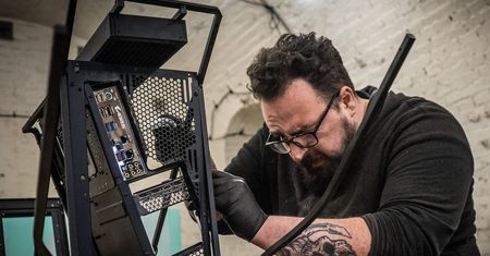 Polak tworzy niezwykłe obudowy do komputera. Jego praca waży 300 kg!