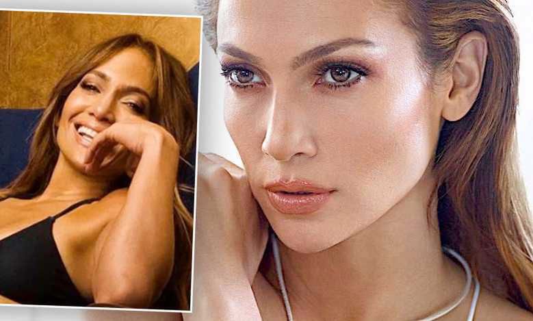 Półnaga 50-letnia Jennifer Lopez wije się na fotelu odpoczywając po treningu! Na pierwszym planie mamy jej powabny biust i wyćwiczony brzuch!