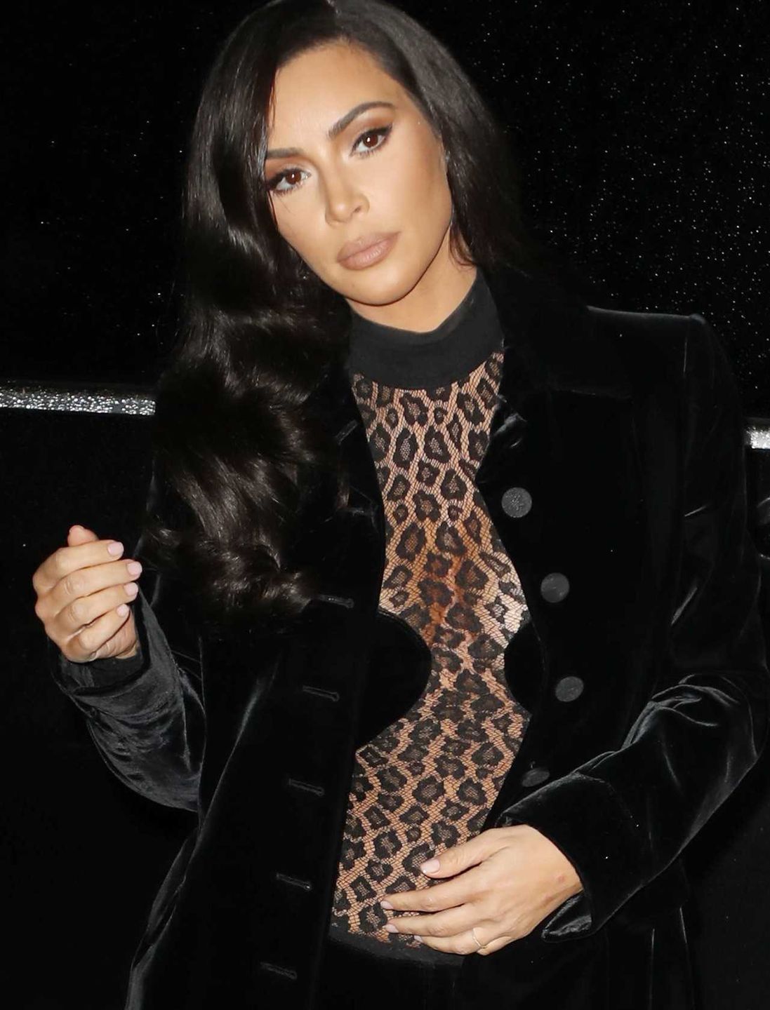 Kim Kardashian w cętkowym kombinezonie
