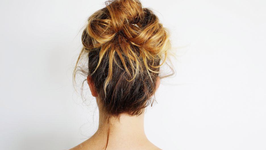 Luźny kok, czyli messy bun, zawsze wygląda stylowo