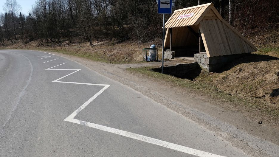 Przystanek autobusowy w Bieszczadach.