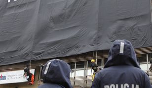 Policja zatrzymała aktywistów Greenpeace, którzy wywiesili banner na siedzibie PiS w Warszawie