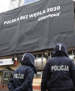 Policja zatrzymała aktywistów Greenpeace, którzy wywiesili banner na siedzibie PiS w Warszawie