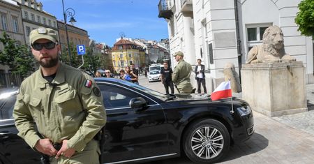 Rząd kupuje nowe auta. W środku koniecznie lodówki i telewizja