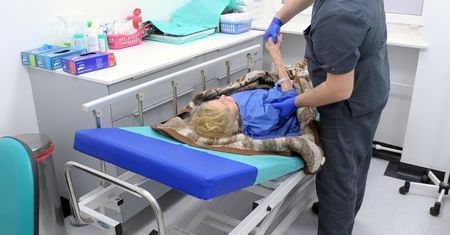 "Widzę ten pasek: Rząd zlikwidował kolejki do szpitali". Internauci kpią z sytuacji w koszalińskim szpitalu