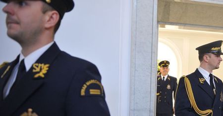 Sejmowy strażnik poćwiczy brzuszki