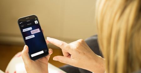 SMS-y ułatwiają życie, ale nie zastąpią kontaktu z drugim człowiekiem