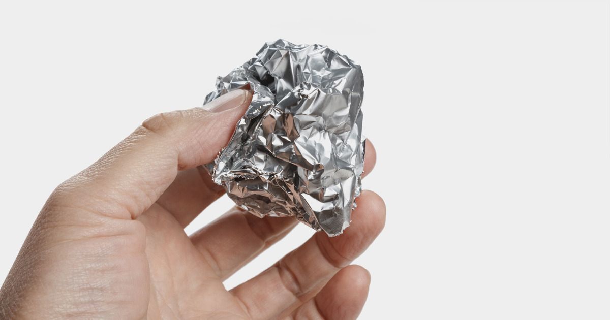 Folia aluminiowa przydaje się nie tylko w kuchni. Zrób z niej kulkę i wrzuć do pralki