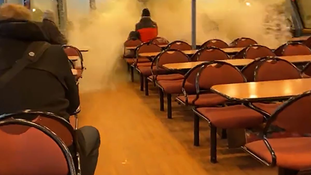 Fala rozbiła przednie szyby statku