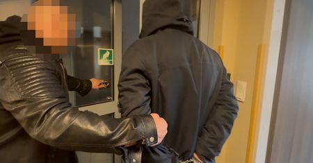 "Policjant poza służbą powstrzymał brutalny atak na kobietę. Bohaterska interwencja na Placu Konstytucji w Warszawie"