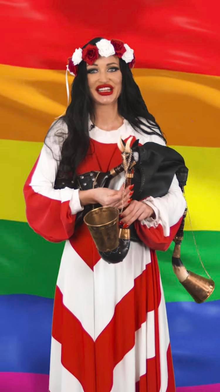 Małgorzata Godlewska śpiewa hymn na Święto Niepodległości