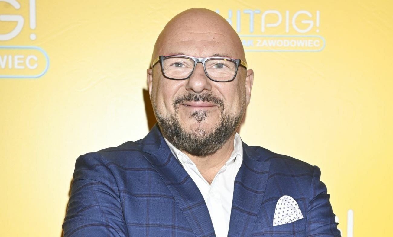 Zajrzyjcie do naszej galerii i zobaczcie, jak dziś wygląda Jakub Gąsowski, syn Piotra Gąsowskiego i Hanny Śleszyńskiej &gt;&gt;&gt;Na zdjęciu Piotr Gąsowski na premierze filmu &#34;Hitpig. Świniak zawodowiec&#34;. Rok 2025.