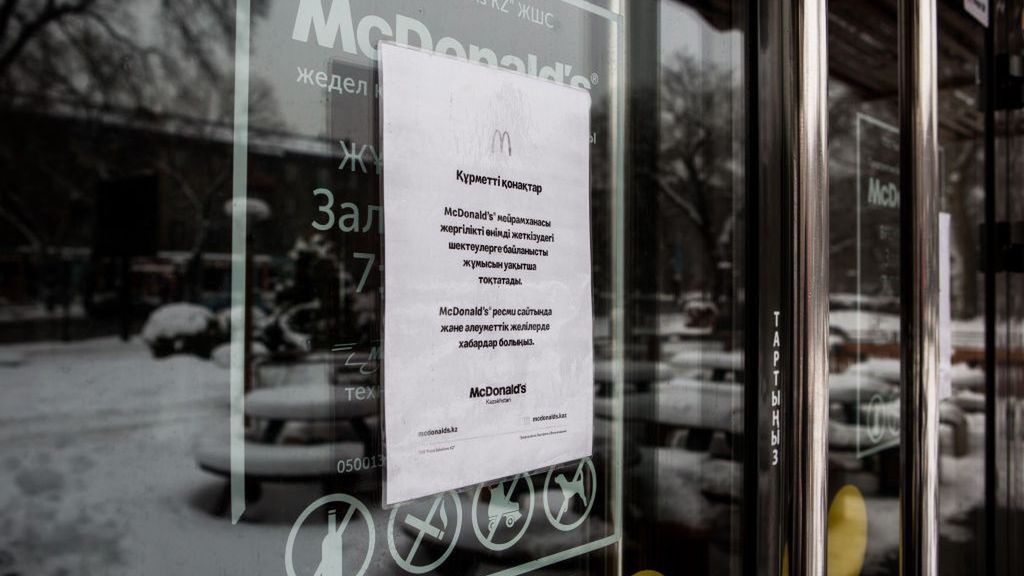 Na zdjęciu zamkinięta restauracja McDonald's w Kazachstanie