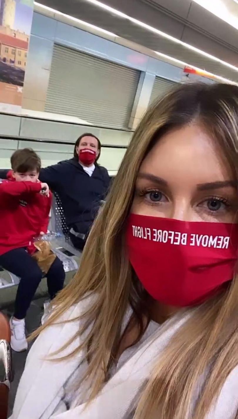 Małgorzata Rozenek i Radosław Majdan pozdrawiają z lotniska przed rodzinną wycieczką