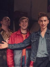 Netflix kasuje wątek LGBT+, dlatego my polecamy seriale, które tego nie robią