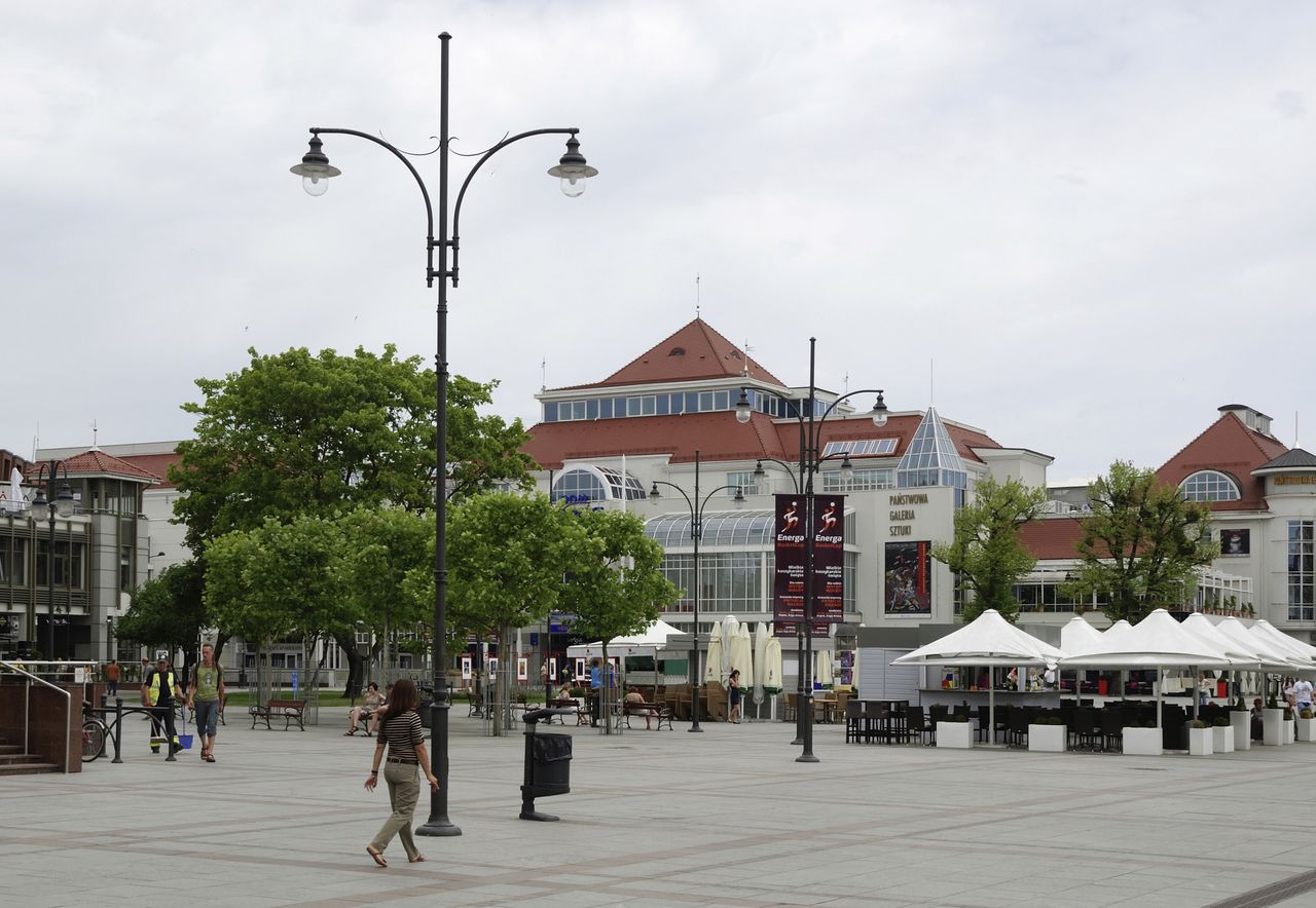 Ludzie jedzą obiad, a oni robią to na stole. Tak zachowują się klienci restauracji w Sopocie