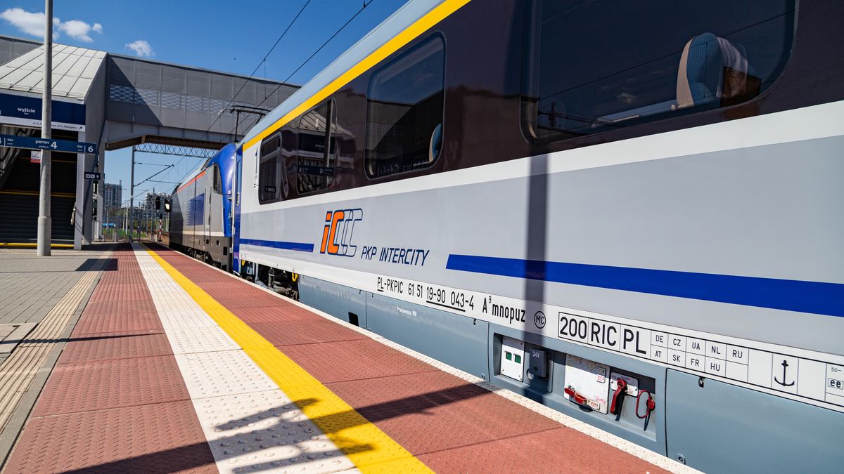 Mateusz Szymanski
wagon, intercity, pkp, brand, logotype, symbol, sign, company, editorial, public, station, logo, railway, train, platform, architecture, terminal, urban, city, tourism, blue, business, travel, transport, transportation