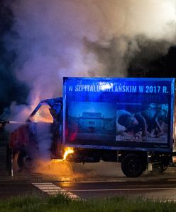 Warszawa. Jest dochodzenie ws. pożaru samochodu z antyaborcyjnymi hasłami
