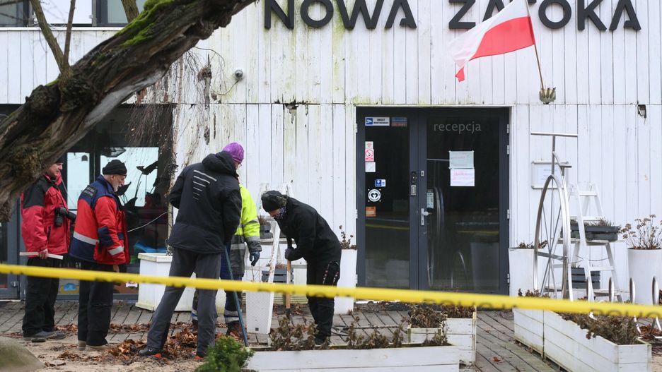 Nowa Zatoka - czynno?ci policji
29.12.2022 Sopot Zabezpieczony przez policje sopocki lokal Nowa Zatoka ( wczesniej Zatoka Sztuki ) oraz teren wokol budynku. Dzialania policji moga miec zwiazek ze sprawa zaginiecia Iwony Wieczorek.  Fot. Przemek Swiderski/REPORTER
Przemek Swiderski/REPORTER