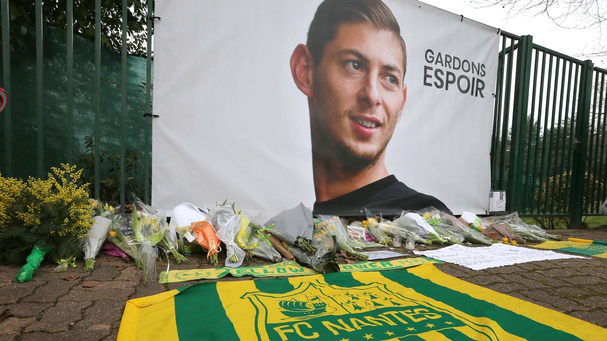 Kibice FC Nantes składali kwiaty pod zdjęciem zaginionego Emiliano Sali