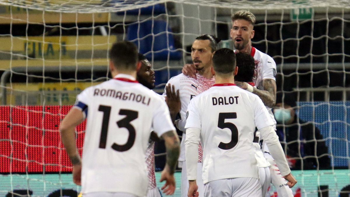 PAP/EPA / FABIO MURRU / Na zdjęciu: piłkarze AC Milan cieszą się z gola Zlatana Ibrahimovicia