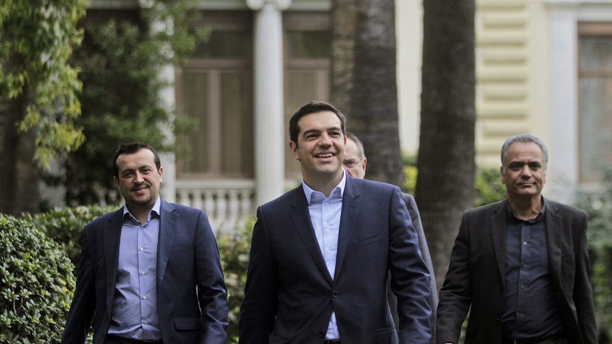 Aleksis Cipras (w środku), nowy premier Grecji.