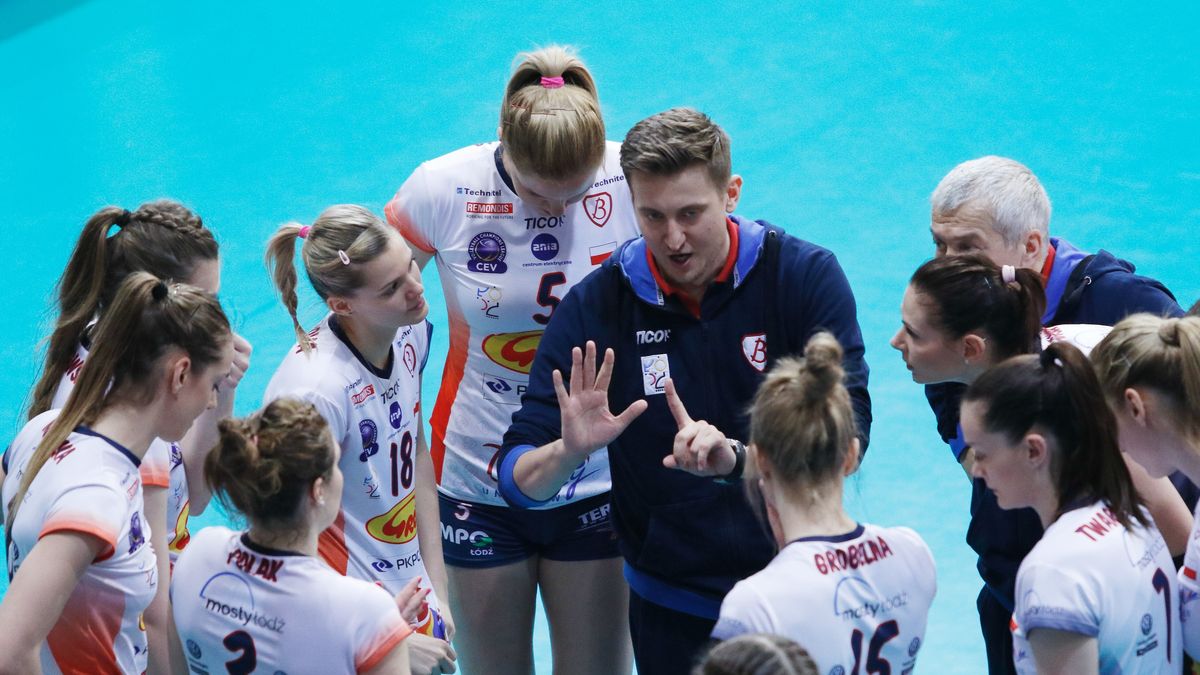 WP SportoweFakty / Justyna Serafin / Na zdjęciu: siatkarki Grot Budowlanych Łódź i trener Błażej Krzyształowicz