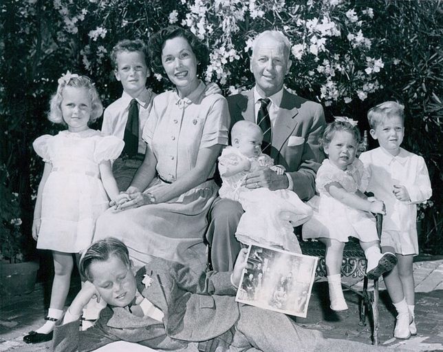 7-letnia Mia Farrow (po lewej) z rodziną