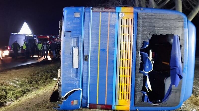 Wypadek ukraińskiego autokaru na drodze krajowej nr 17