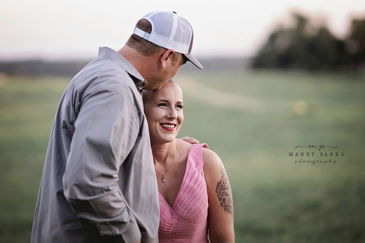 Poruszająca sesja zdjęciowa. Mąż wspiera żonę w walce z rakiem