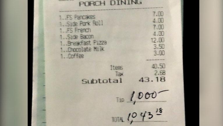 Kelner się rozpłakał, kiedy spojrzał na rachunek. Wielki napiwek od klienta