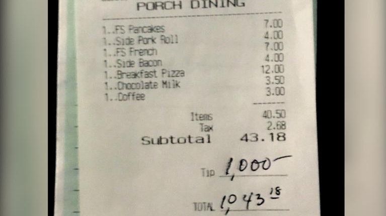 Kelner się rozpłakał, kiedy spojrzał na rachunek. Wielki napiwek od klienta