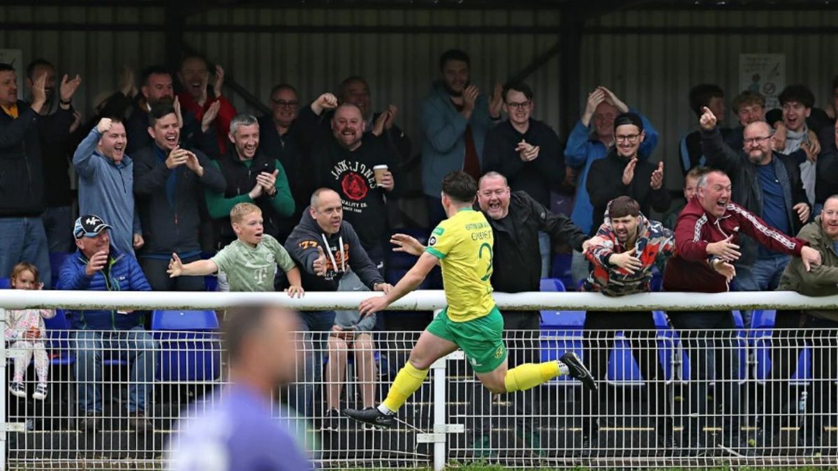 Instagram / Caernarfon Town FC / Morgan Owen z Caernarfon Town FC po strzeleniu gola Crusaders FC