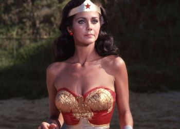 Wonder Woman zachwyca urodą. 75-latka unika operacji