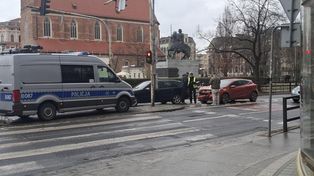 Wrocław: Zderzenie dwóch aut przy Renomie. Utrudnienia w centrum