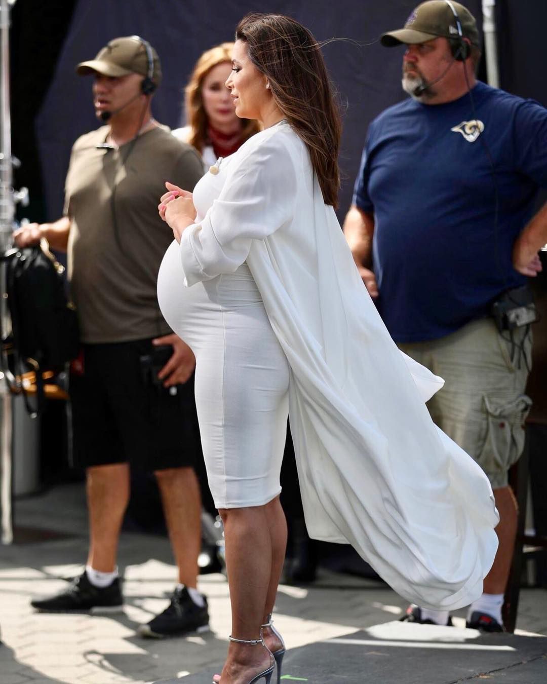 Eva Longoria z wielkim brzuchem i w wysokich szpilkach