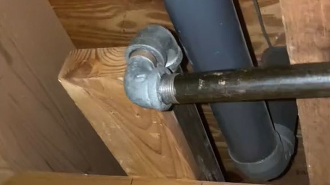 Tajemnicza piwnica w starym domu a w niej fałszywa rura.