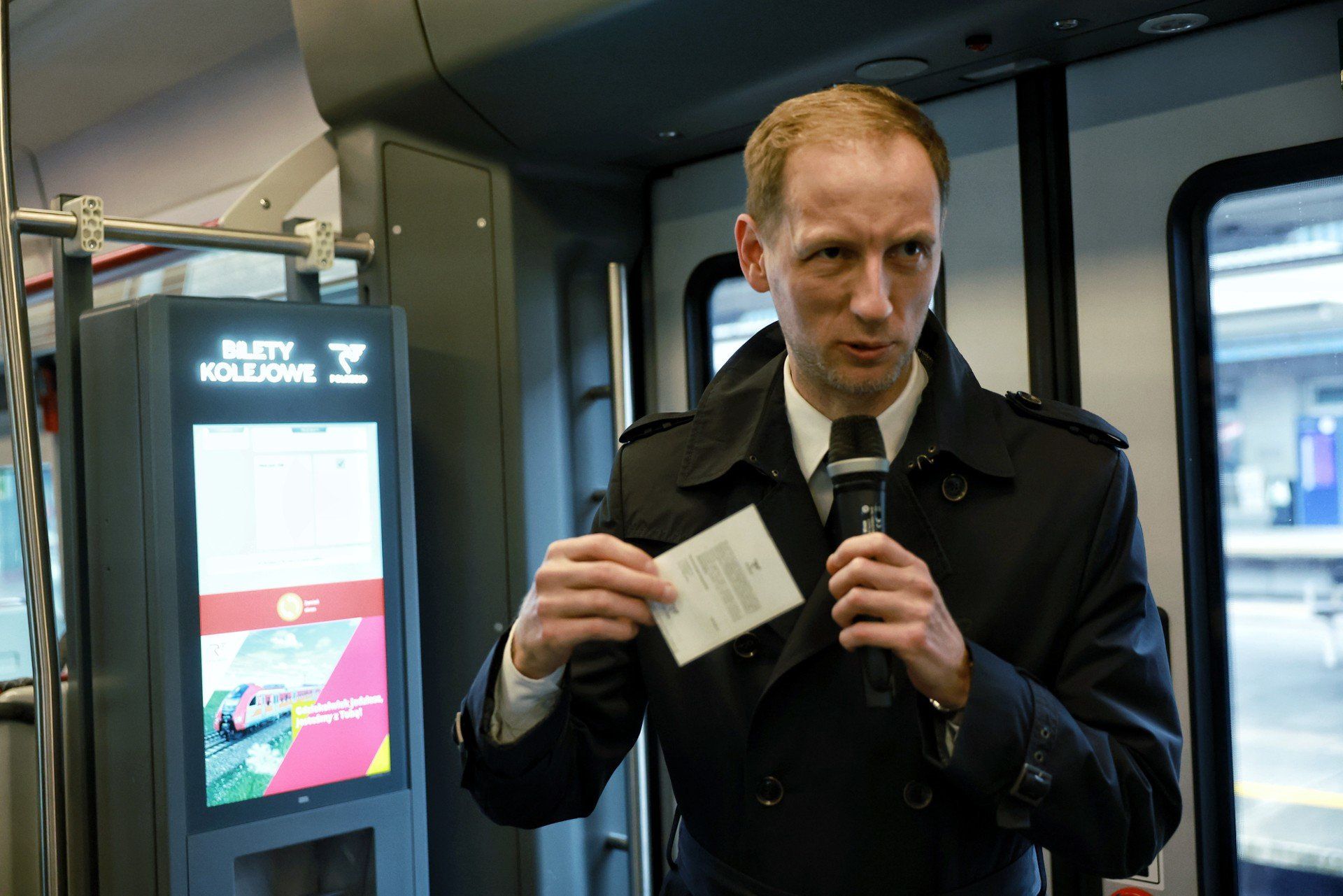 Biletomat w pociągu Polregio w Poznaniu