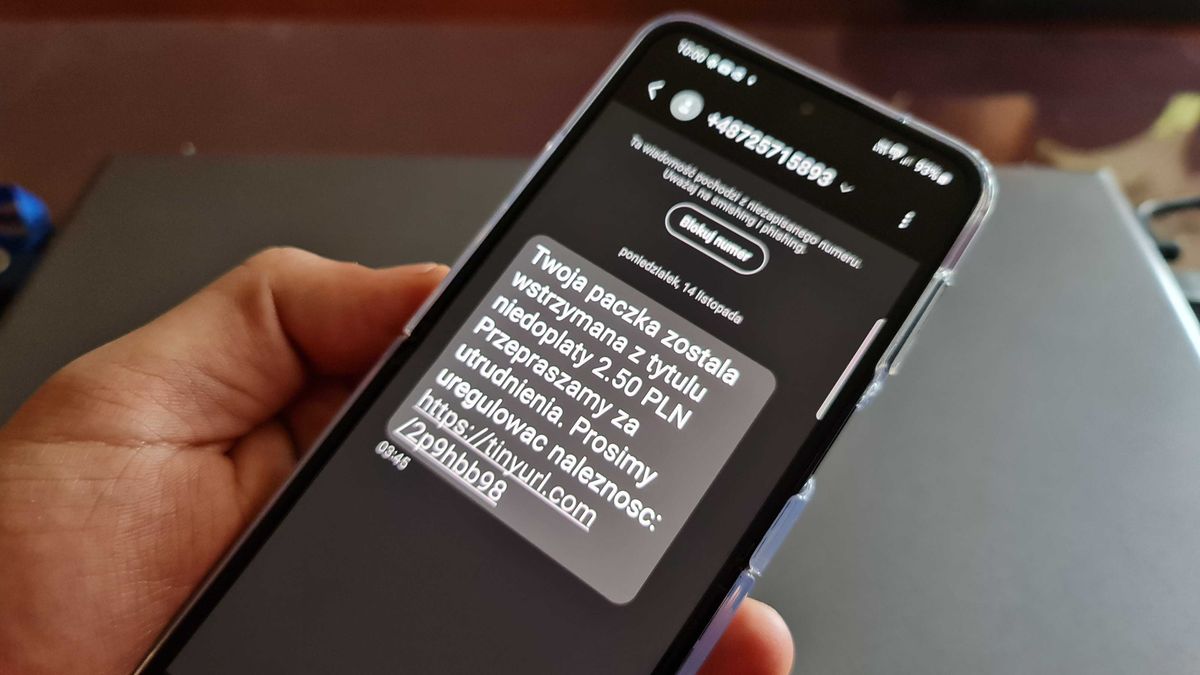 Fałszywy SMS o wstrzymanej paczce