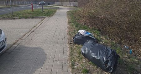 Porzucił odpady przy dwóch ulicach. Dostał 1000 zł mandatu i musiał zabrać pozostawione śmieci