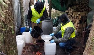 Leśna bimbrownia zlikwidowana. KAS: zabezpieczono ponad 250 l alkoholu