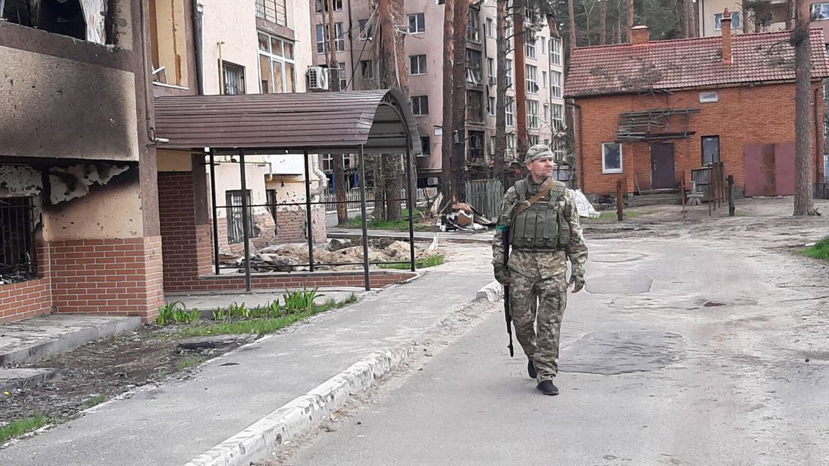 Visible damage to buildings and streets partially destroyed by bombing, seen during a visit by UN Secretary General Antonio Guterres in Irpin, Ukraine, 28 April 2022. UN Secretary General Antonio Guterres is scheduled to visit the Kiev quarters as well as the theater of operations attributed to the Russian forces, including Bucha, Irpin and Borodyanka. Guterres arrived in Ukraine after a visit to Moscow. EPA/Laurence FigĂ -Talamanca Dostawca: PAP/EPA.