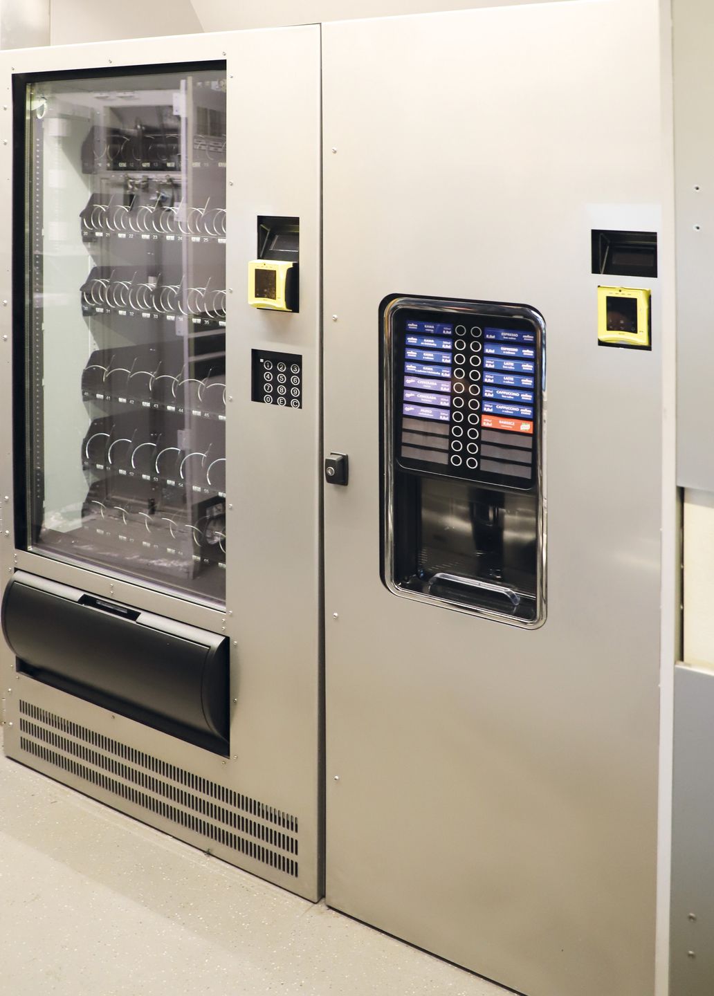 Automat z przekąskami w pociągu PKP Intercity 