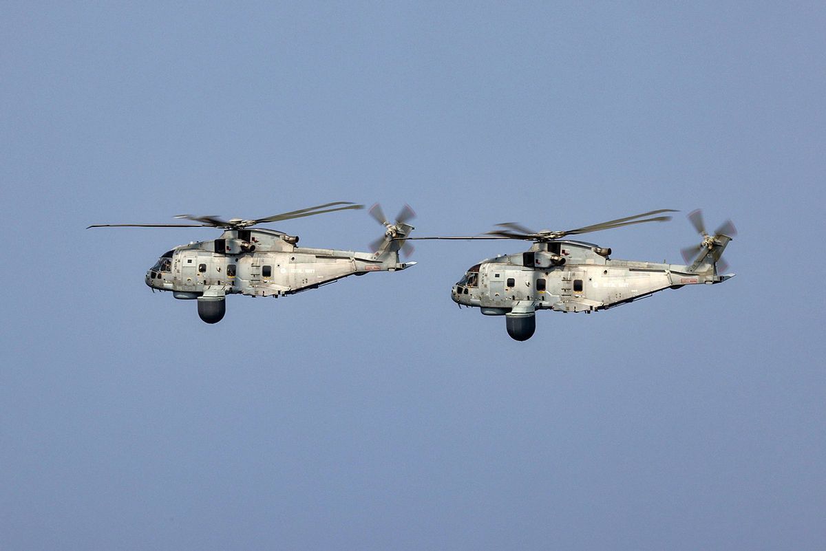 Śmigłowce AW101 z opuszczonymi kopułami radarów