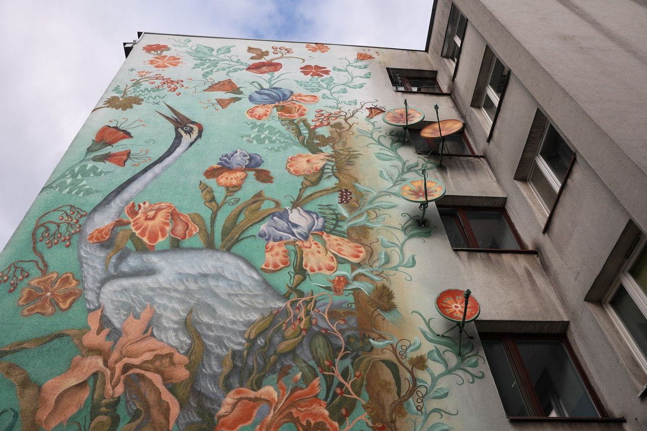 Kraków: Z arrasów prosto na podgórskie bloki. Nowy mural ożywił szary budynek z PRL-u